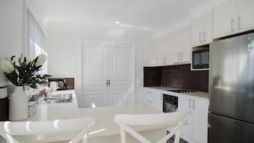 Dishwasher, coffee/tea maker, dining tables