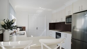 Lave-vaisselle, cafetière/bouilloire, tables à manger