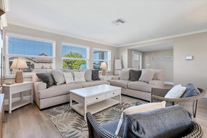 Smart TV, books - Cape Coral 3 Bedroom Private Pool Home - Canal Access (Cape Coral)