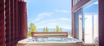 Charming Alpine Retreat w/ Private Hot Tub