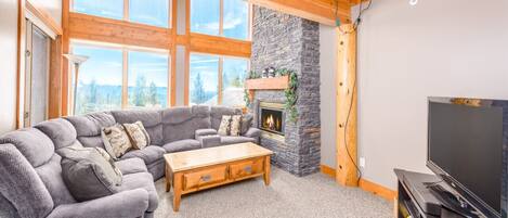 Smart TV, chimenea y libros