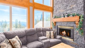 TV connectée, cheminée, livres