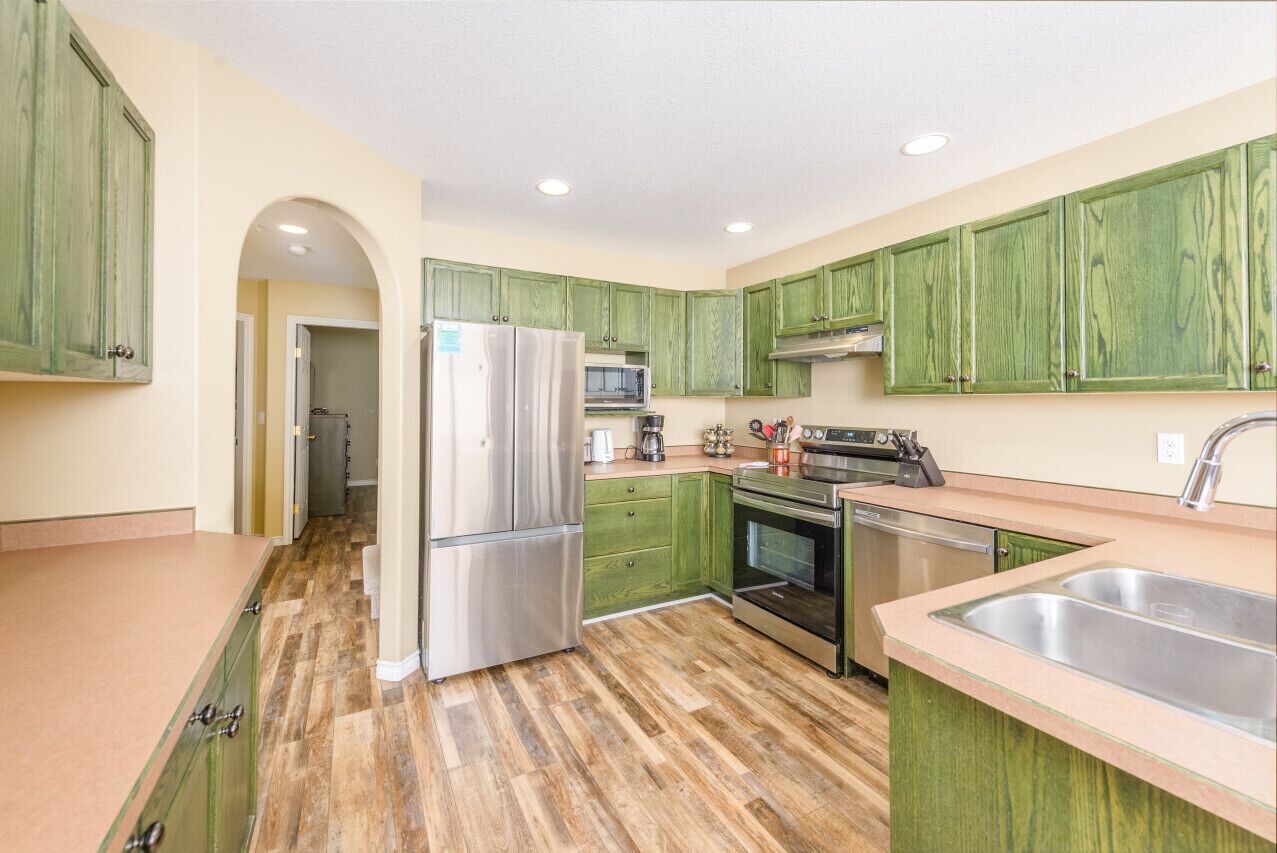 冷蔵庫、電子レンジ、オーブン、コンロ