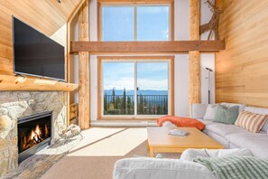 Smart TV, fireplace - Family-Friendly Ski-in/Ski-out Condo (Beaverdell)