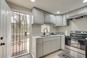 Private kitchen - Modern Spacious 7-bedroom Oasis Near ATL's Main Attractions, Dining & Shopping (Atlanta)