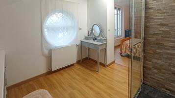 2 slaapkamers, een strijkplank/strijkijzer, gratis wifi, beddengoed