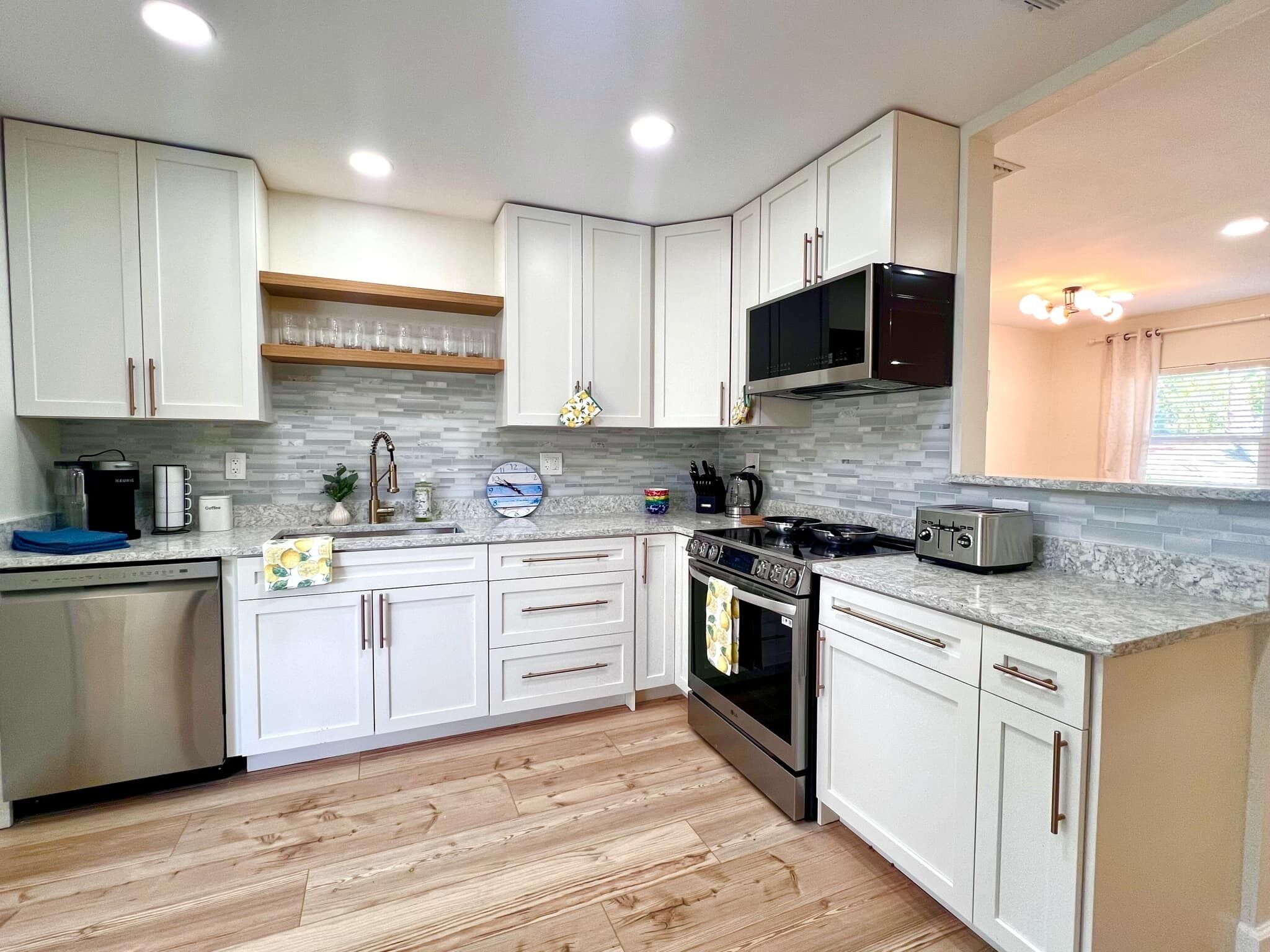 ثلاجة، ميكروويف، فرن، موقد طهي مسطح