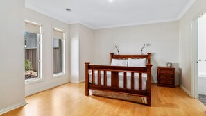 5 habitaciones, tabla de planchar con plancha y ropa de cama 