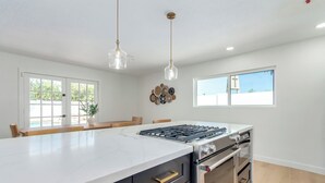 Kaffetrakter/tekoker, kjøleskap, mikrobølgeovn og ovn