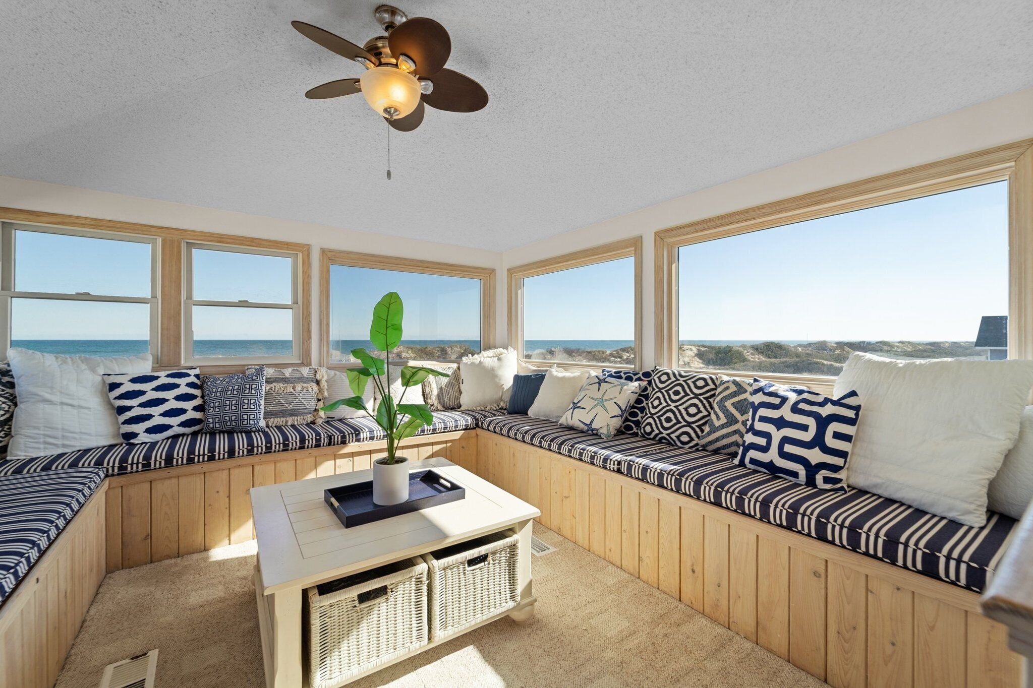 Télévision, cheminée, baby-foot, livres