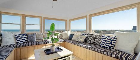 Télévision, cheminée, baby-foot, livres