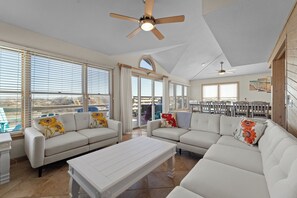 تلفزيون، مدفأة، كرة قدم الطاولة، كُتُب