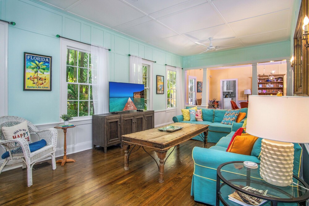 Charming, spacious monthly home w/large pool in the Meadows Old Town