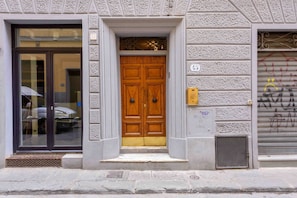 Exterior detail - L'angolo dell'arte by MMega (Firenze)