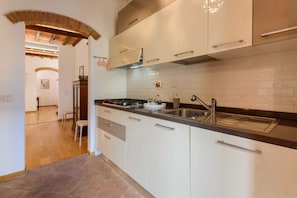 Fridge, microwave, oven, stovetop - L'angolo dell'arte by MMega (Firenze)