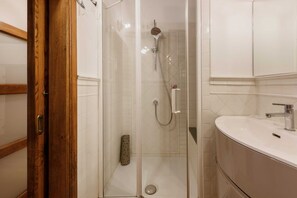 Dusche, Haartrockner, Handtücher, Shampoo