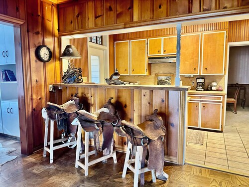 Charming 3-bedroom house in serene El Campo with AC