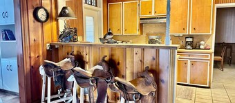 Charming 3-bedroom house in serene El Campo with AC