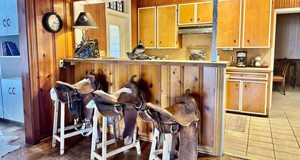 Charming 3-bedroom house in serene El Campo with AC