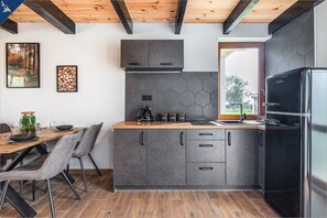 Kühlschrank, Mikrowelle, Herdplatte, Wasserkocher mit Kaffee-/Teezubehör