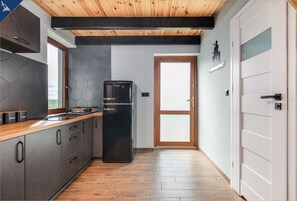 Kühlschrank, Mikrowelle, Herdplatte, Wasserkocher mit Kaffee-/Teezubehör