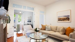 Smart-tv, eldstad, böcker och en stereo