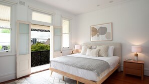 3 sovrum, skrivbord, strykjärn/strykbräda och resesäng