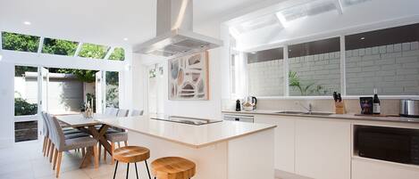 Køleskab, mikrobølgeovn, ovn, kogeplade