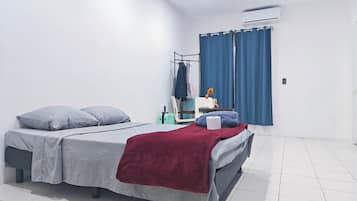 1 bedroom, desk, WiFi, bed sheets