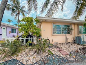 Property grounds - Sunrise Delight –Pet-Friendly, 2-Min Walk to Beach (Hollywood)