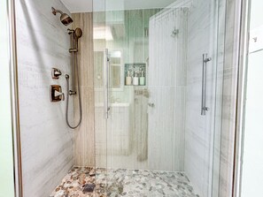 Serviettes fournies, savon, papier toilette