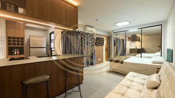 Apartamento de lujo | 1 dormitorio, espacio para trabajar con un portátil, cortinas opacas