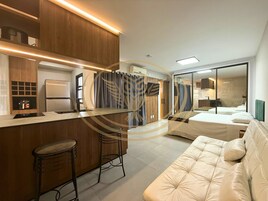 1 habitación, espacio para trabajar con laptop y cortinas blackout 