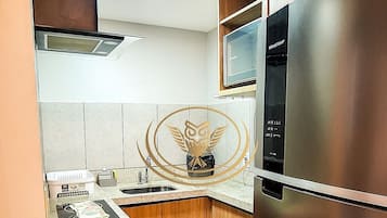 Microondas, utensilios de cocina, mesa de comedor