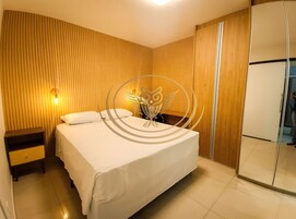 1 habitación, espacio para trabajar con laptop y cortinas blackout 