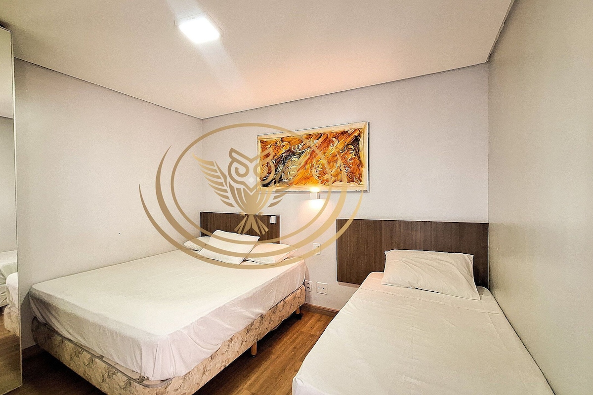 1 habitación, espacio para trabajar con laptop y cortinas blackout