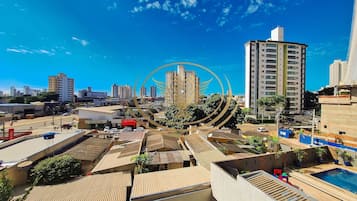 Apartamento básico | Piscina | Una piscina al aire libre (de 06:00 a 22:00), sombrillas, tumbonas