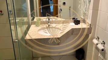 Basic Apartment | Bathroom | Shower, free toiletries, hair dryer, towels