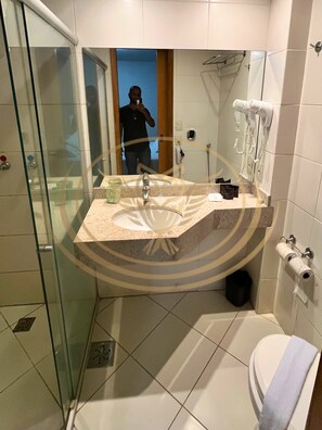 Basic Apartment | Bathroom | Shower, free toiletries, hair dryer, towels - Coruja Imob - Flat Crystal Place (Goiania)
