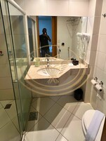 Ducha, artículos de tocador gratuitos, secador de pelo, toallas