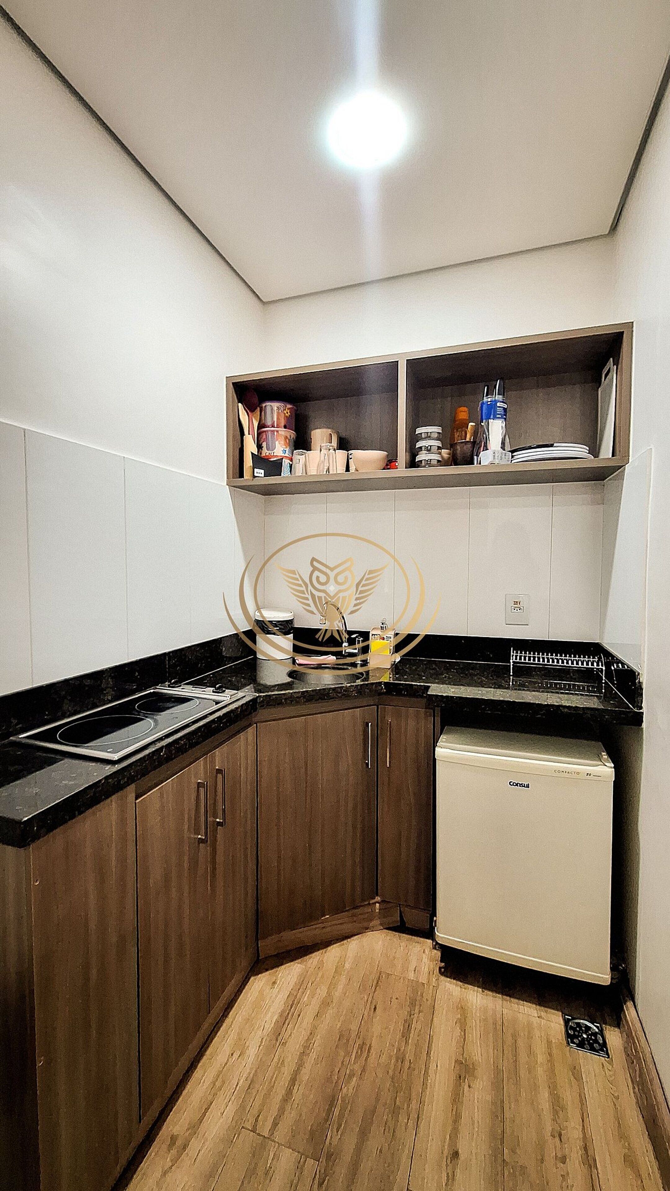 Apartamento | Cozinha privada | Micro-ondas, talheres/pratos/utensílios de cozinha, mesas de jantar