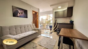 Apartamento de lujo | Zona de estar | Televisión de pantalla plana de 34 pulgadas con canales digitales