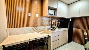 Grand Apartment | Private kitchen | Microwave, cookware/dishes/utensils, dining tables - Coruja Imob - Flat Crystal Place (Goiania)