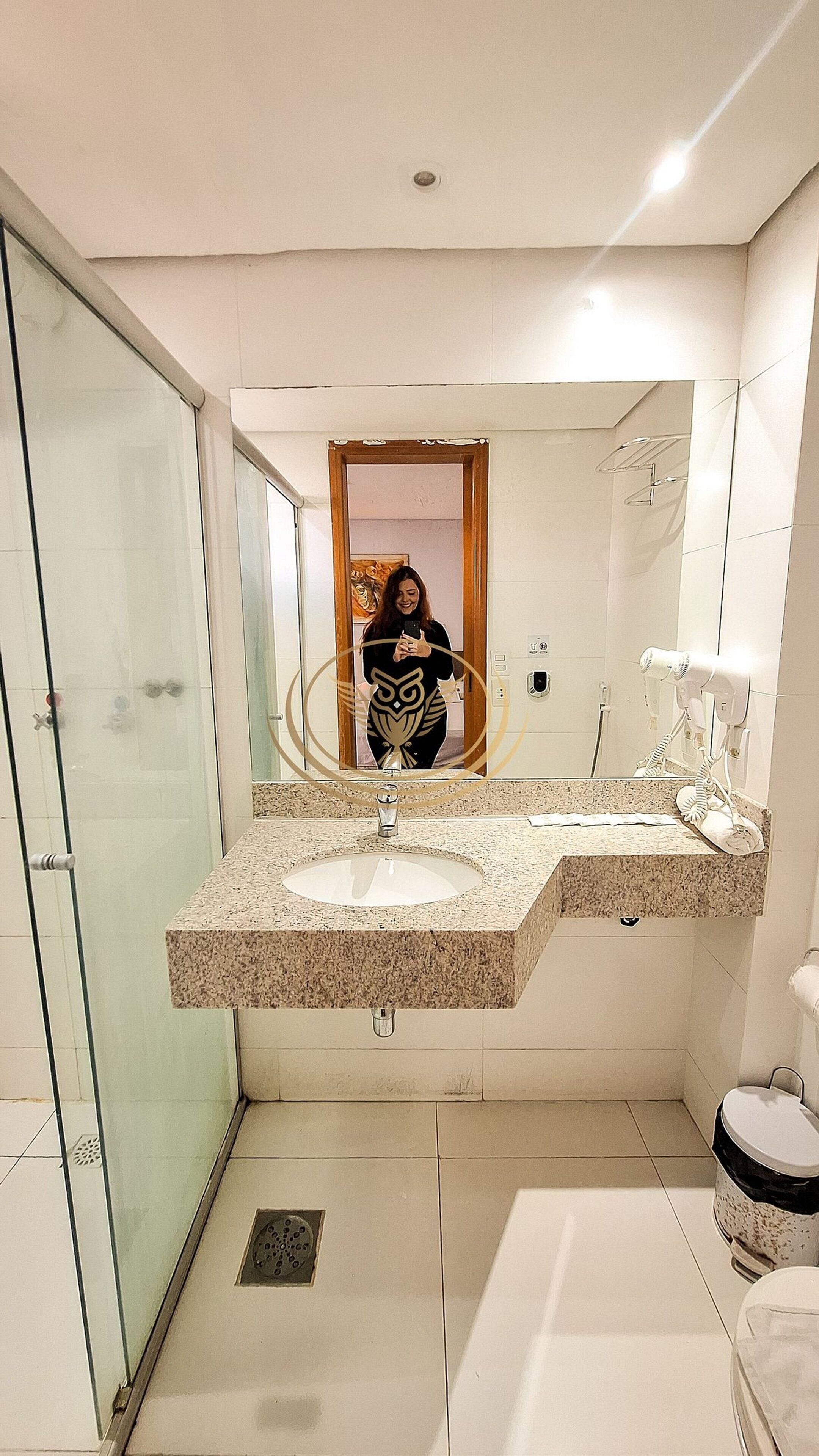 Deluxe appartement | Badkamer | Een douche, gratis toiletartikelen, een haardroger, handdoeken