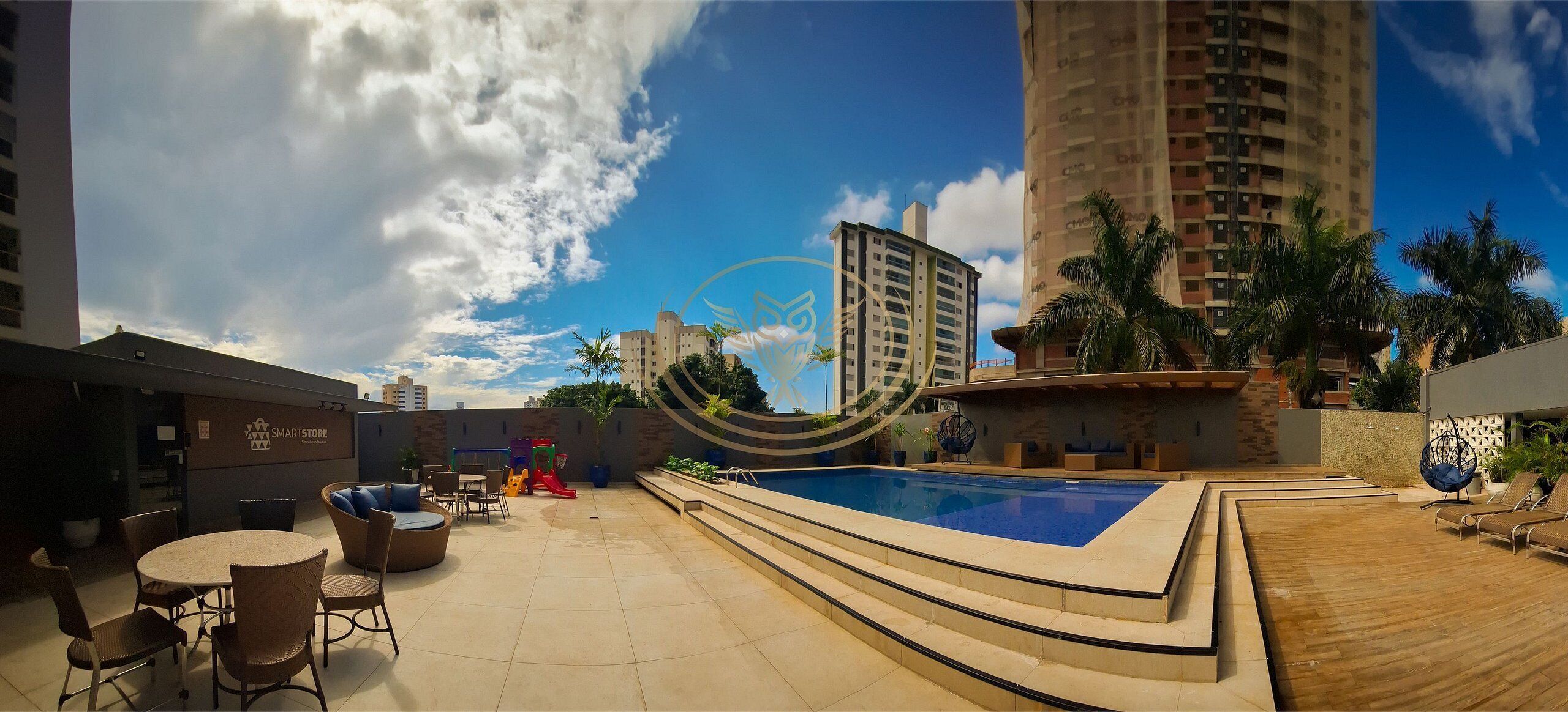 Una piscina al aire libre, sombrillas, sillones reclinables de piscina