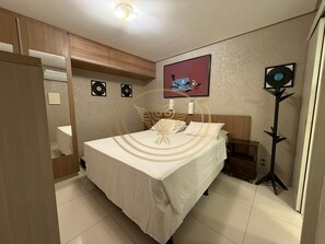 1 habitación, espacio para trabajar con laptop y cortinas blackout
