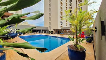 Deluxe-Apartment | Pool | Außenpool, geöffnet von 06:00 Uhr bis 22:00 Uhr, Sonnenschirme