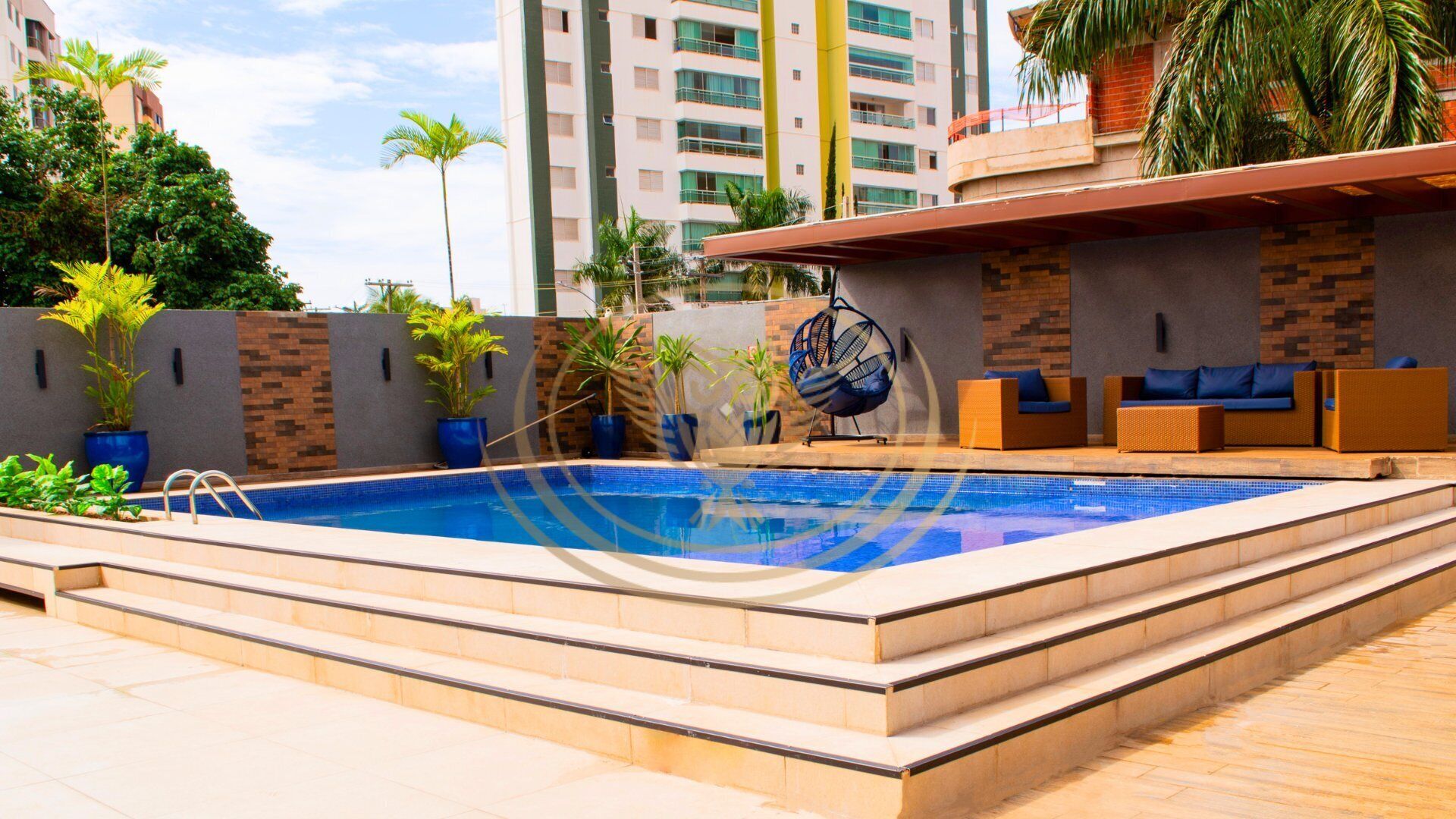 Una piscina al aire libre (de 06:00 a 22:00), sombrillas, tumbonas
