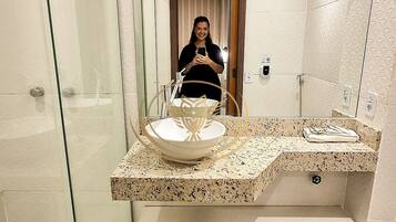 Departamento Deluxe | Baño | Regadera, amenidades de baño gratuitas, secadora de cabello, toallas