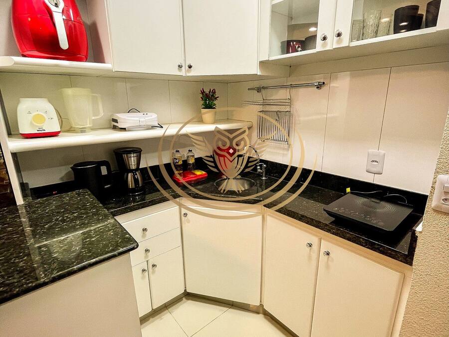 Apartamento superluxo | Cozinha privada | Micro-ondas, talheres/pratos/utensílios de cozinha, mesas de jantar